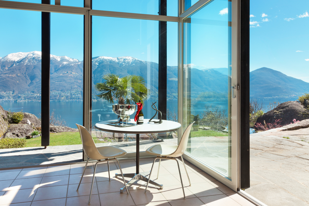 Vetrate scorrevoli per verande: stile e comfort.