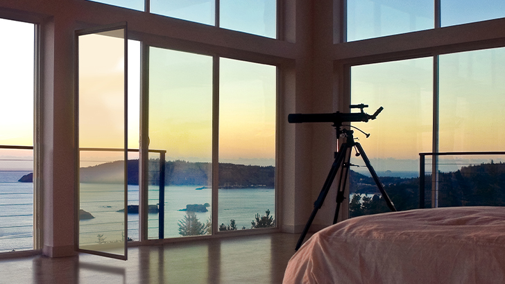 Intenro di una camera disegnata secondo canoni architettura minimalista con serramenti in alluminio