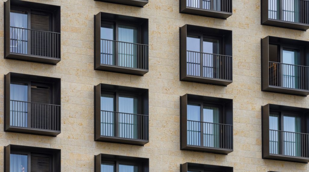 Infissi scuri: eleganza e carattere per la tua casa. 1 infissi alluminio scuri Infissi scuri: eleganza e carattere per la tua casa.