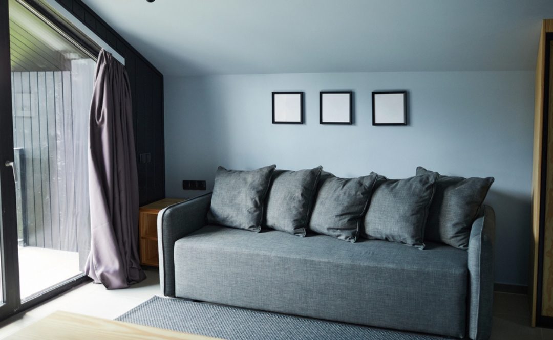 Infissi scuri: eleganza e carattere per la tua casa.